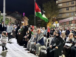 BURSA (AA) – Bursa'da toplanan çok sayıda kişi, İsrail'in saldırdığı