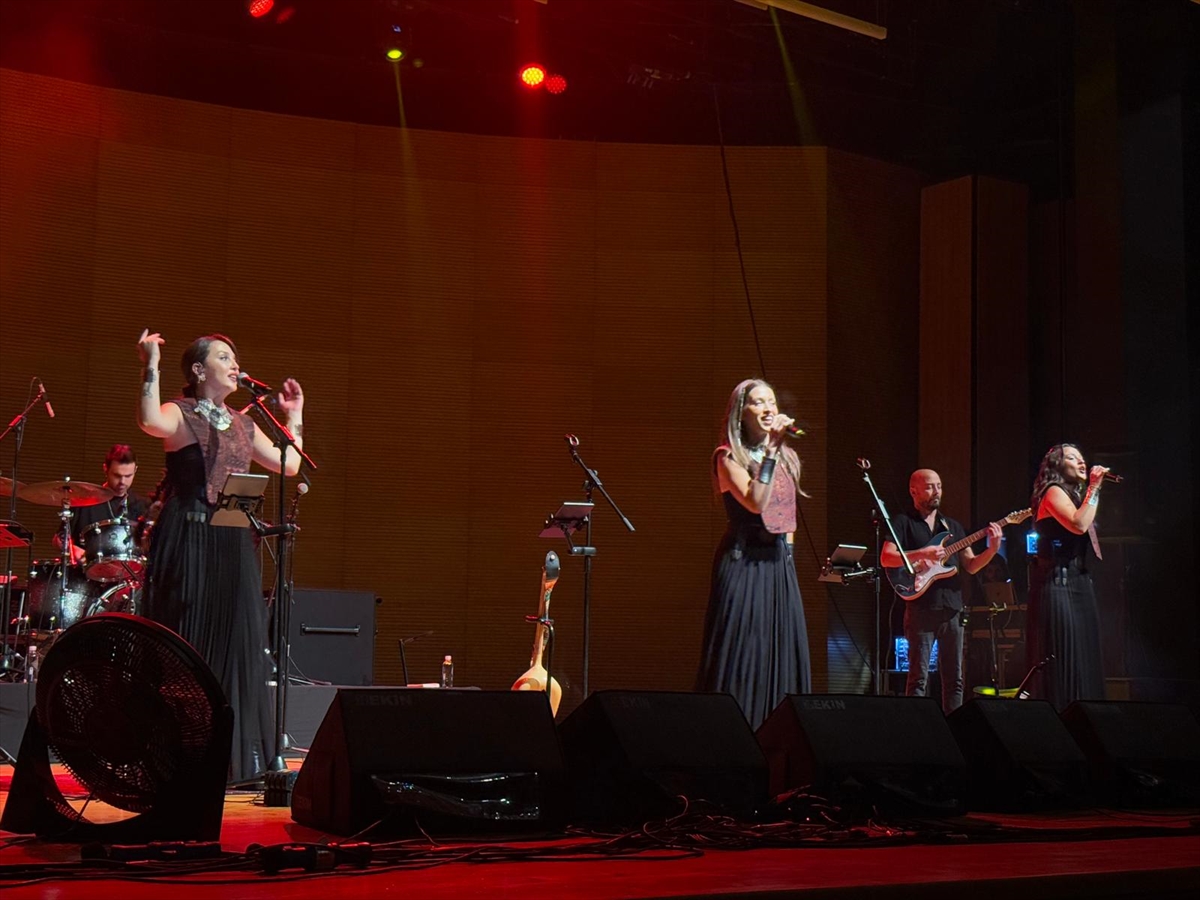 Bursa'da müzik grubu Samida konser verdi