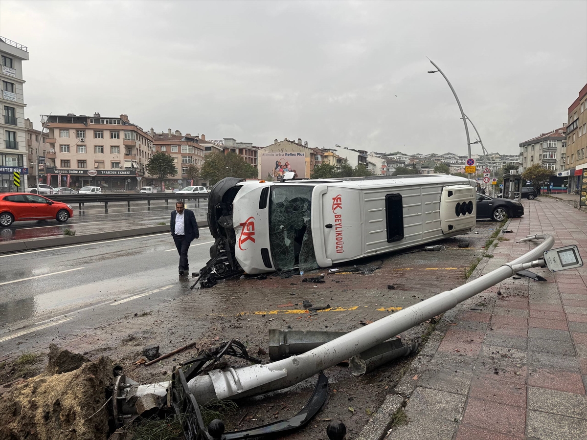 Büyükçekmece'de devrilen minibüsteki 2 kişi yaralandı