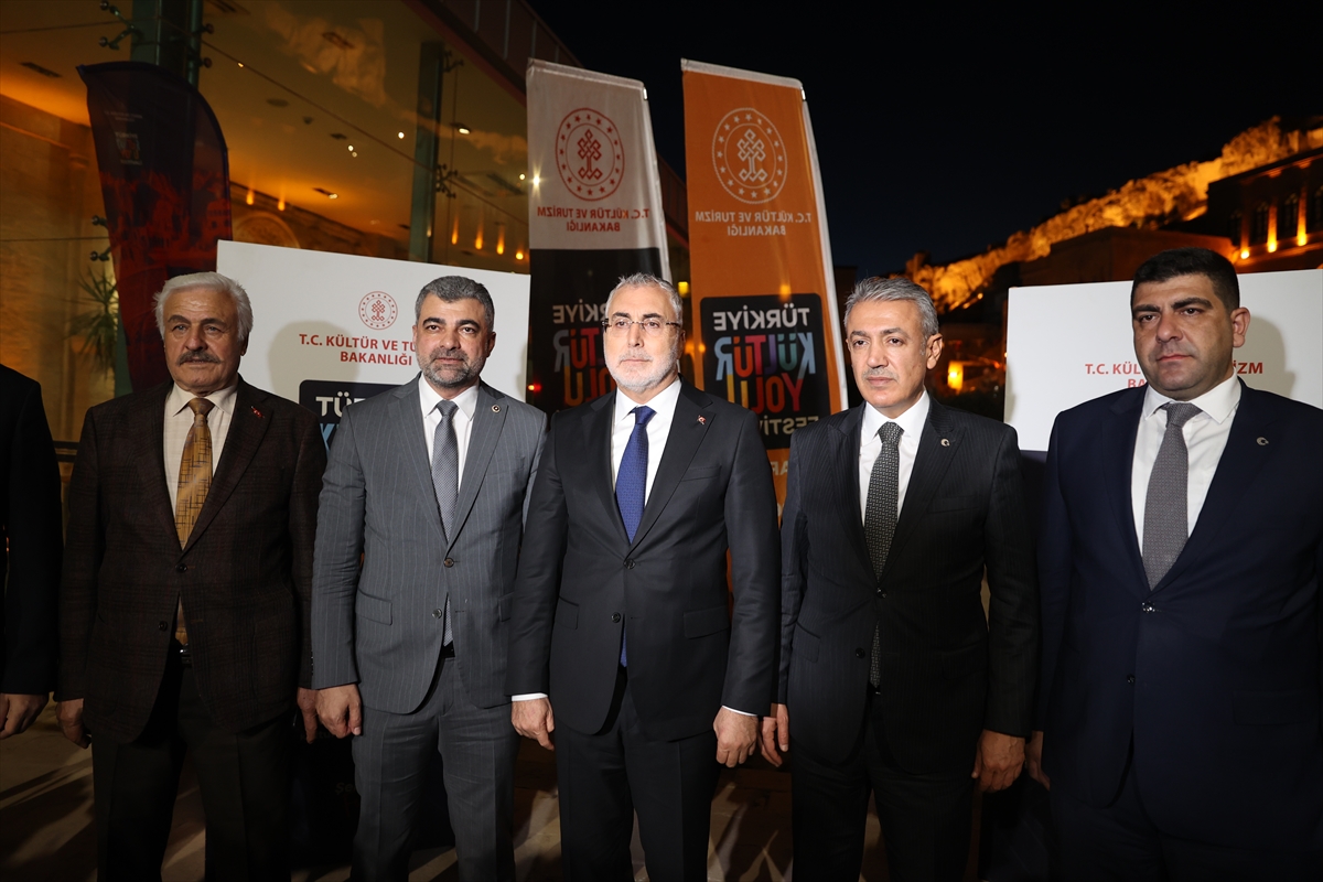 Çalışma ve Sosyal Güvenlik Bakanı Işıkhan, Mardin Kültür Yolu Festivali'nde bazı sergileri gezdi