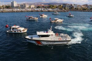 ÇANAKKALE (AA) – Çanakkale'de, Türk ve Filistin bayraklarıyla denize açılan