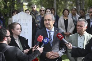 - "Yazdıklarıyla, kurduklarıyla, örnek oluşturduklarıyla Nafi Atuf Kansu gibi devlet