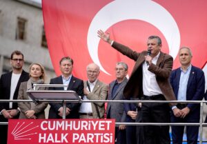 - Gün boyunca süreci buradan takip edeceğiz. Arkadaşlarımızı yalnız bırakmayacağız.