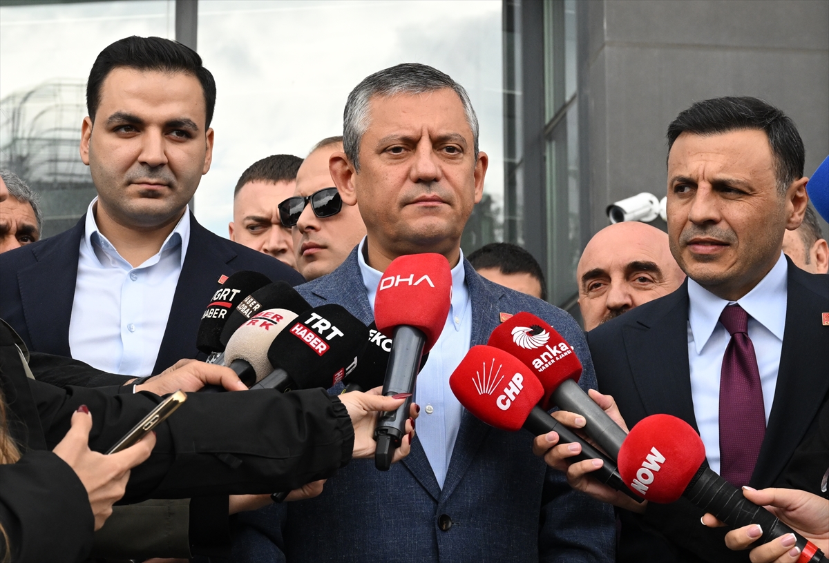 CHP Genel Başkanı Özel, partisinin İstanbul İl Başkanlığını ziyaret etti: