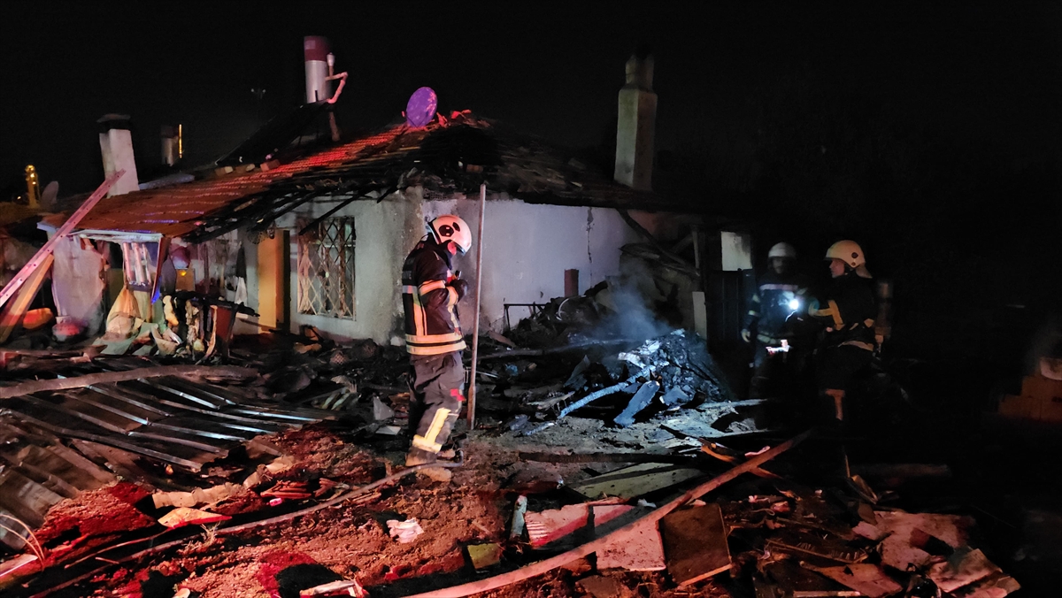 Çorum'da çıkan ev yangınında 7 kişi dumandan etkilendi