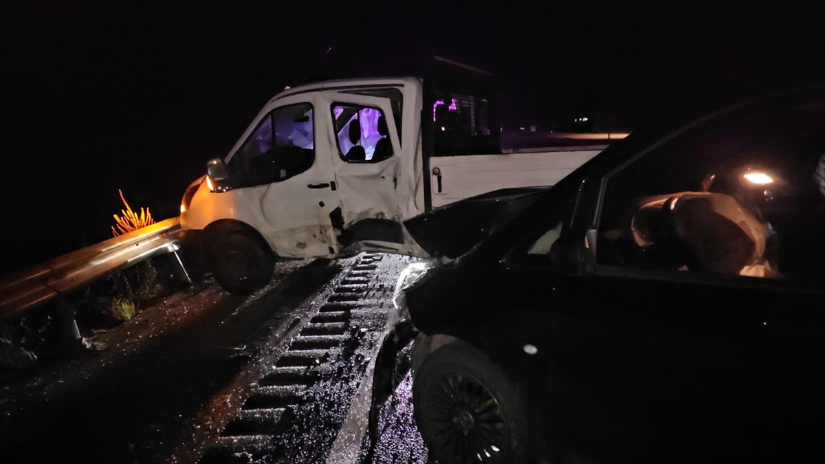 Çorum’da kamyonetle minibüsün çarpıştığı kazada 7 kişi yaralandı