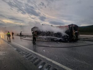 ÇORUM (AA) – Çorum'un Kargı ilçesinde seyir halindeyken yangın çıkan