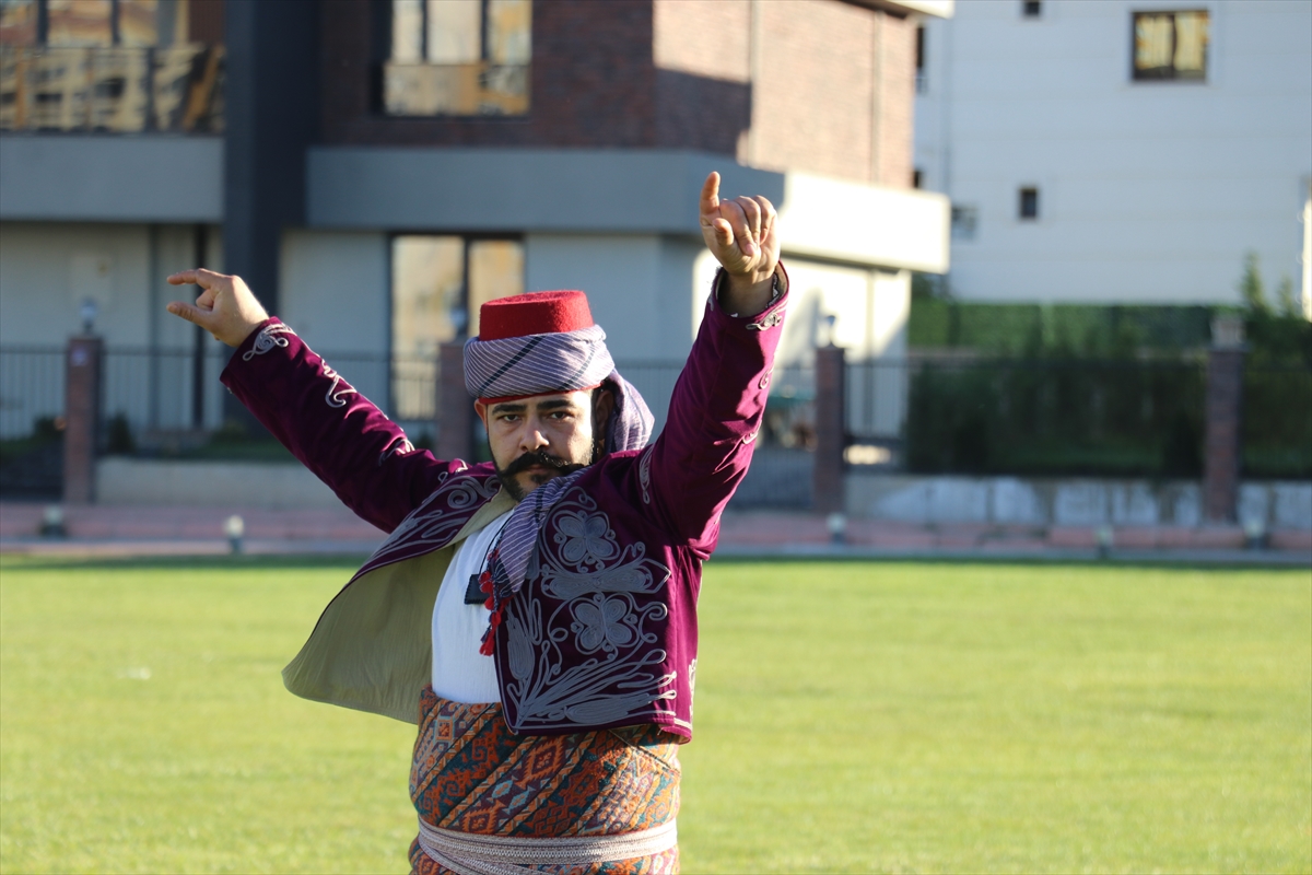 Cumhuriyet Bayramı dolayısıyla efe kıyafetleriyle yamaç paraşütü yaptılar