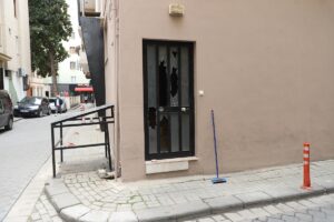 - Görüntülerde motosikletle spor salonu önüne gelen iki kişiden birinin