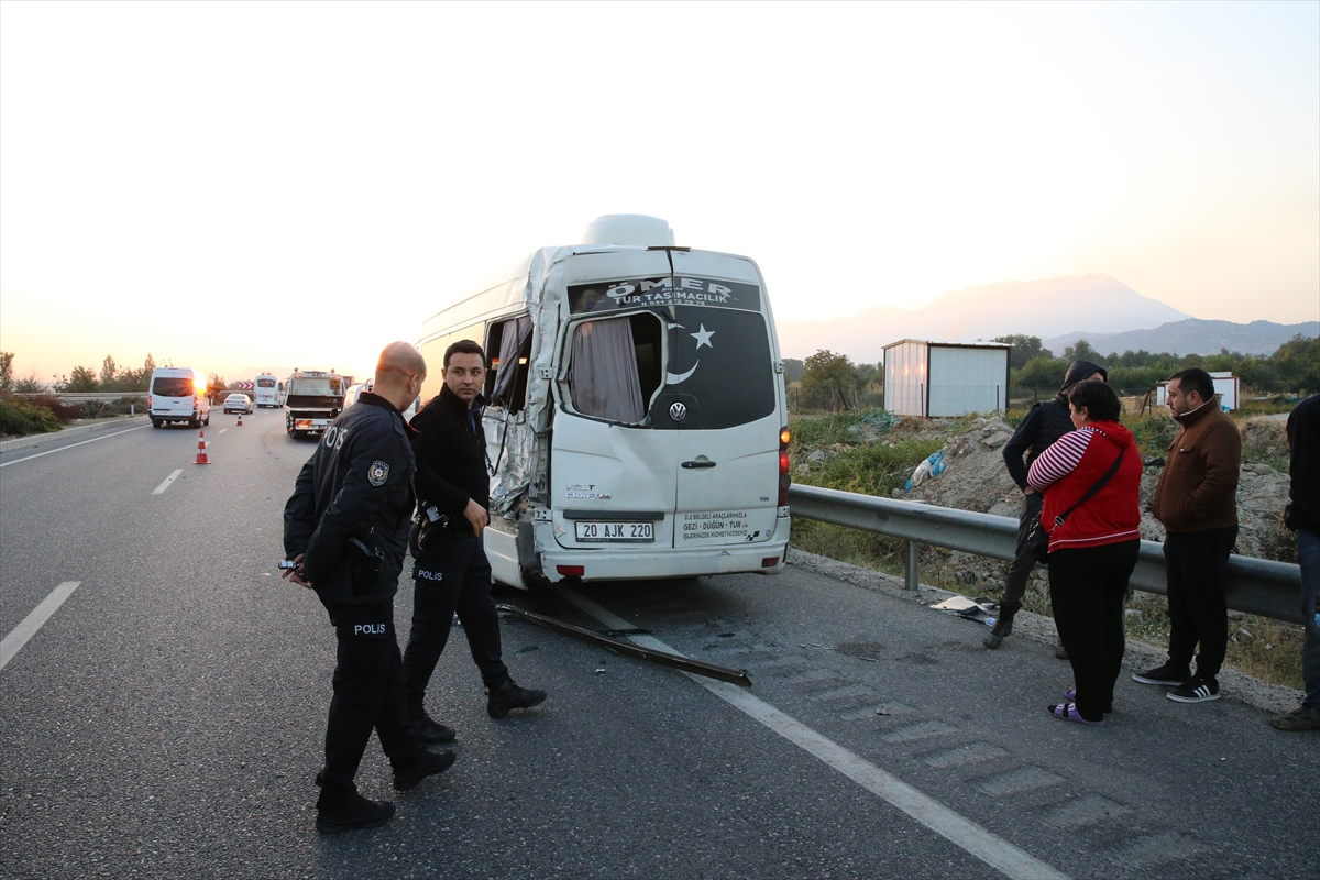 Denizli'de kamyonun çarptığı minibüsteki 1 kişi öldü