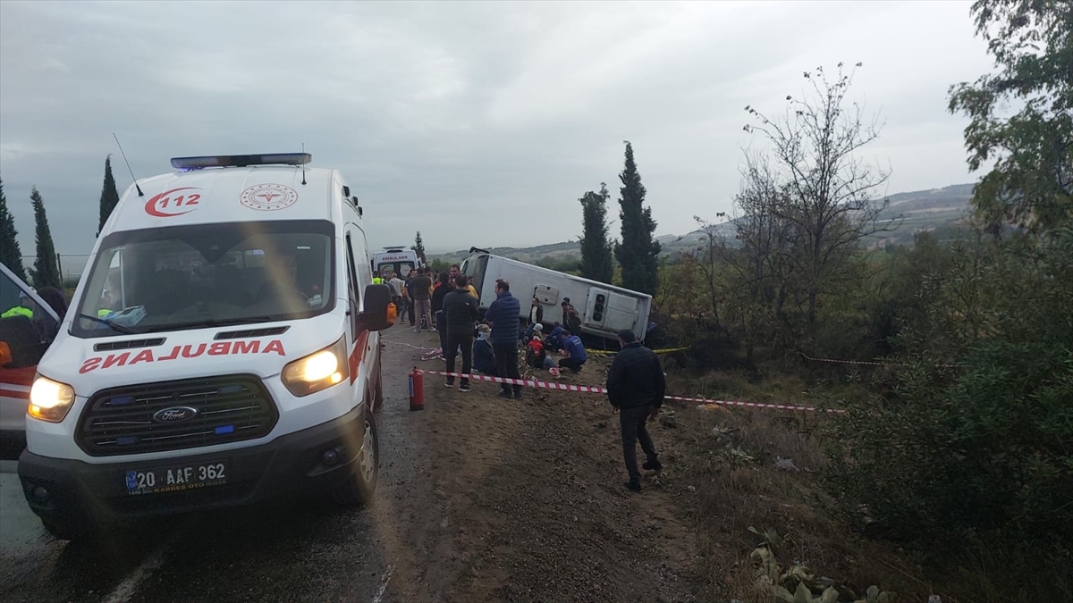 Denizli'de midibüsün devrildiği kazada 1 kişi öldü, 32 kişi yaralandı