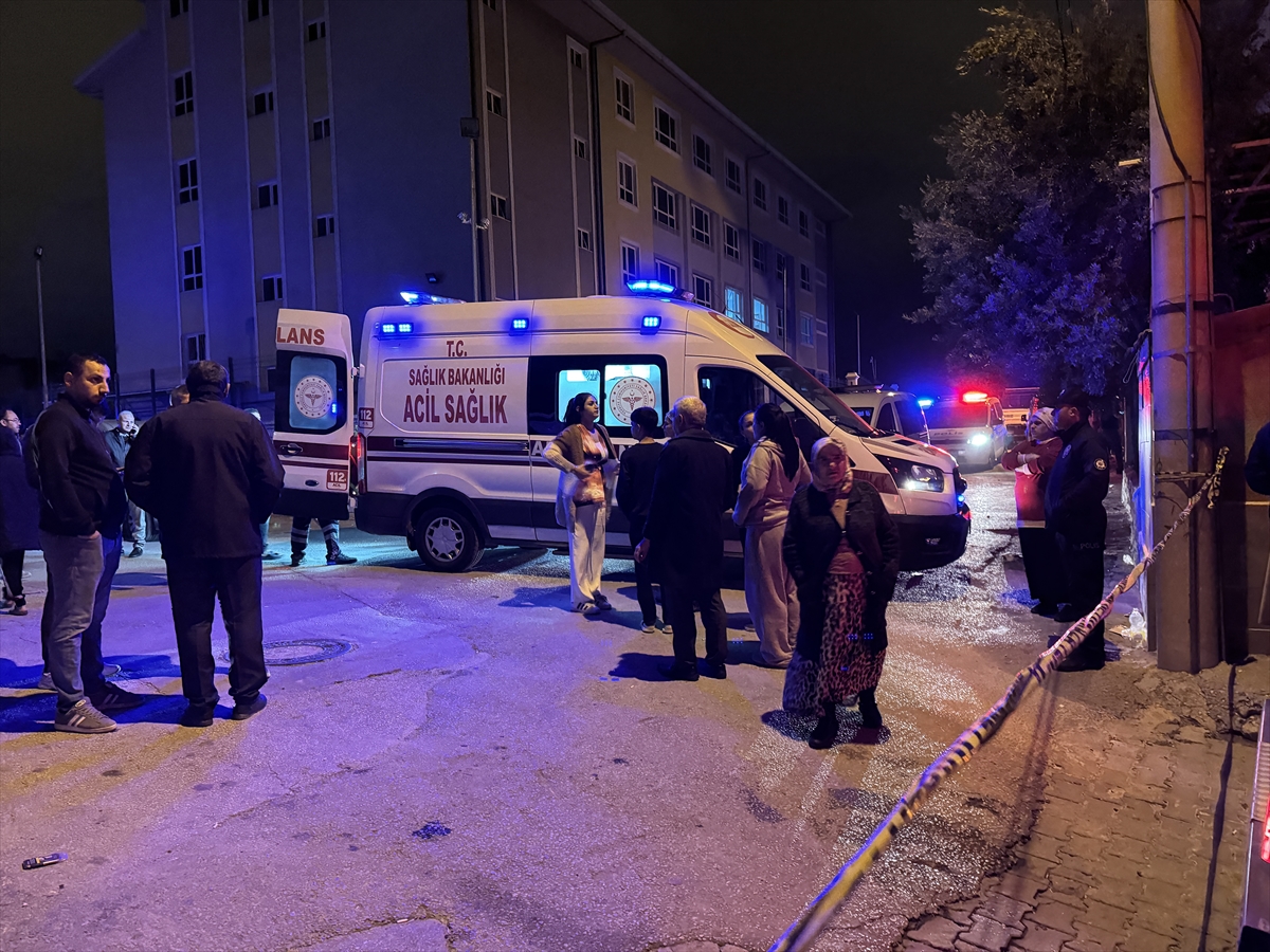 Denizli'de tavanı çöken evdeki 6 kişi yaralandı