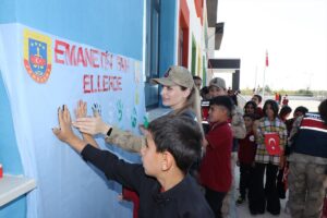DİYARBAKIR (AA) – Diyarbakır'da jandarma ekipleri, 29 Ekim Cumhuriyet Bayramı