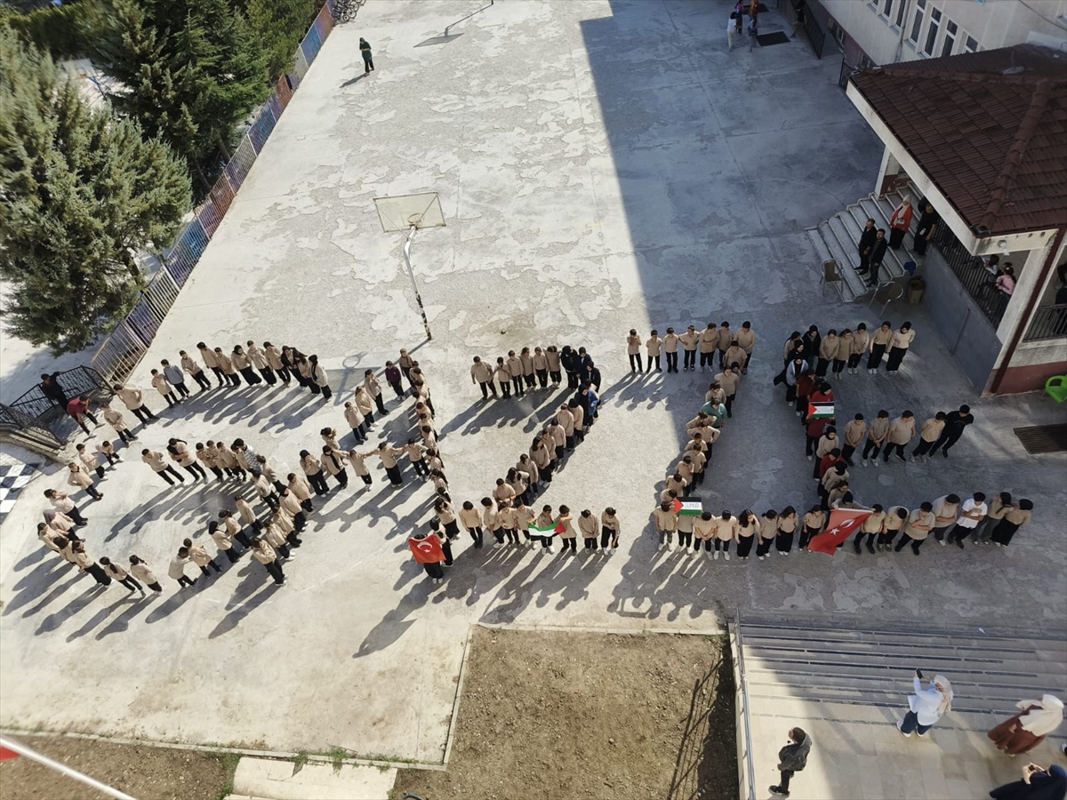 Düzce'de öğrencilerden Küresel Sumud Filosu'na “Gazze” koreografili destek