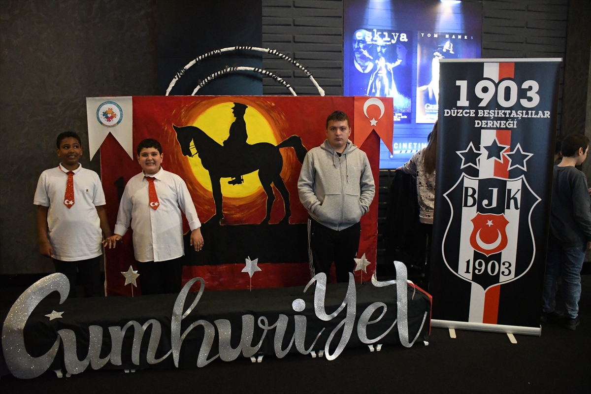 Düzce'de özel çocuklar “Cumhuriyet balonu” uçurdu, Mustafa Kemal filmini izledi