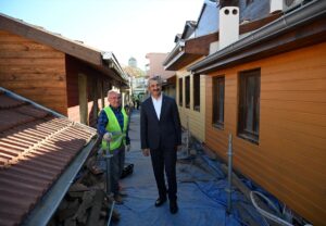 EDİRNE (AA) – Edirne'de, Saraçlar ve Çilingirler caddelerinin kesiştiği noktada,