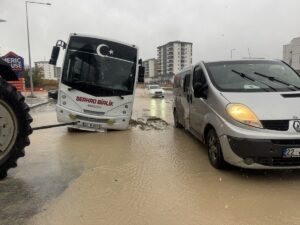 EDİRNE (AA) – Edirne'de etkili olan şiddetli sağanak nedeniyle yolda
