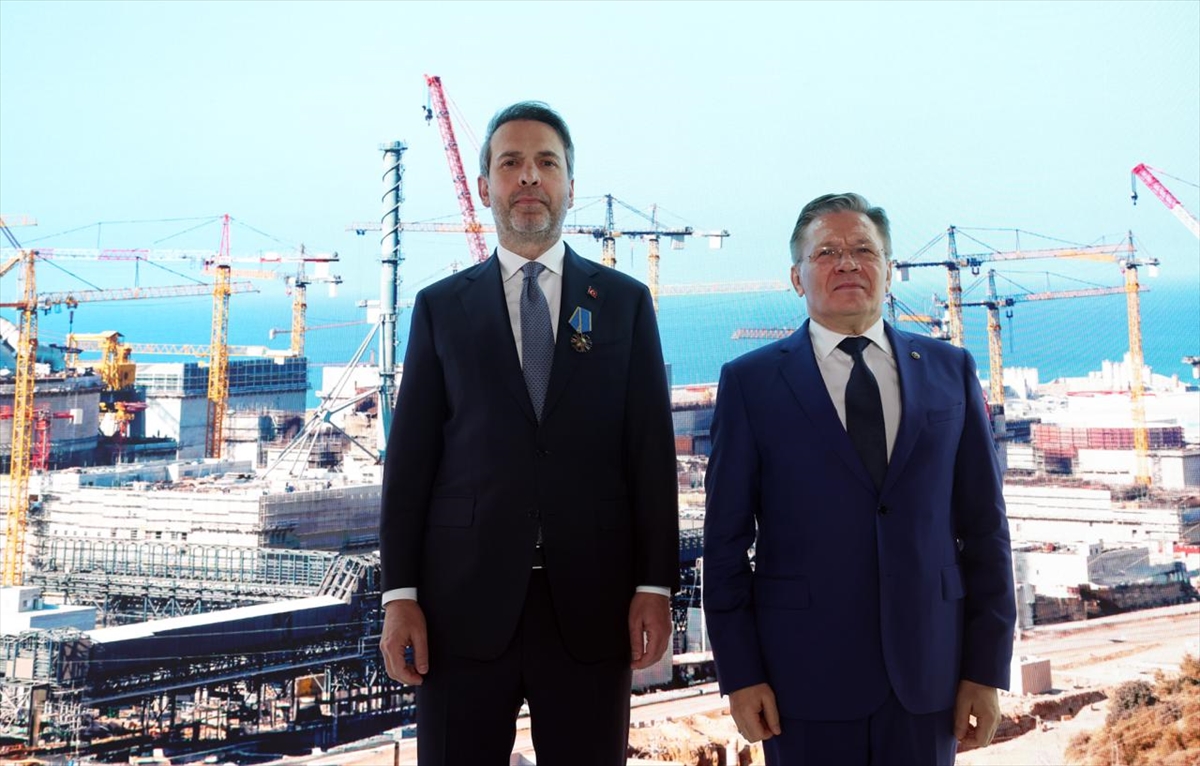Enerji Bakanı Bayraktar'a Rusya'da “Nükleer Alandaki Uluslararası İşbirliği Nişanı” verildi