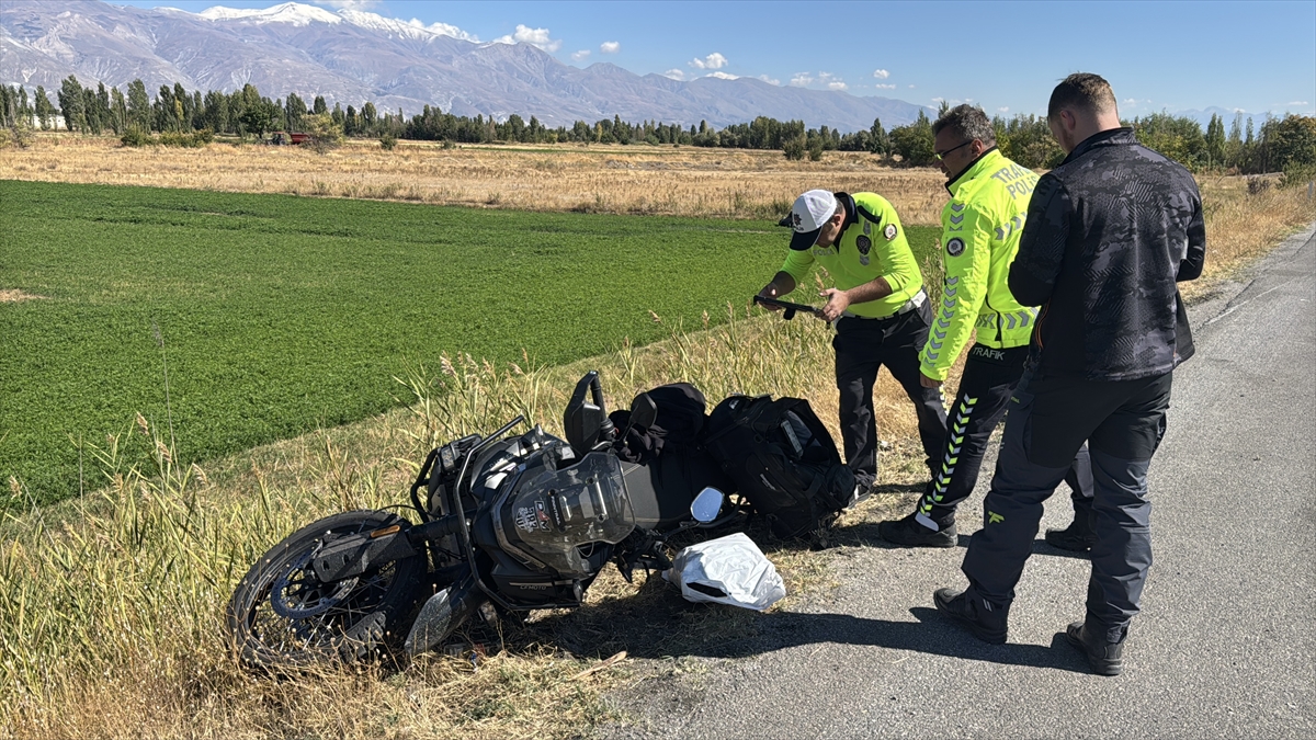 Erzincan'da bariyere çarpan motosikletteki sürücü öldü