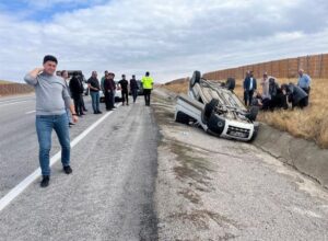 ERZİNCAN (AA) – Erzincan'da hafif ticari aracın takla atması sonucu