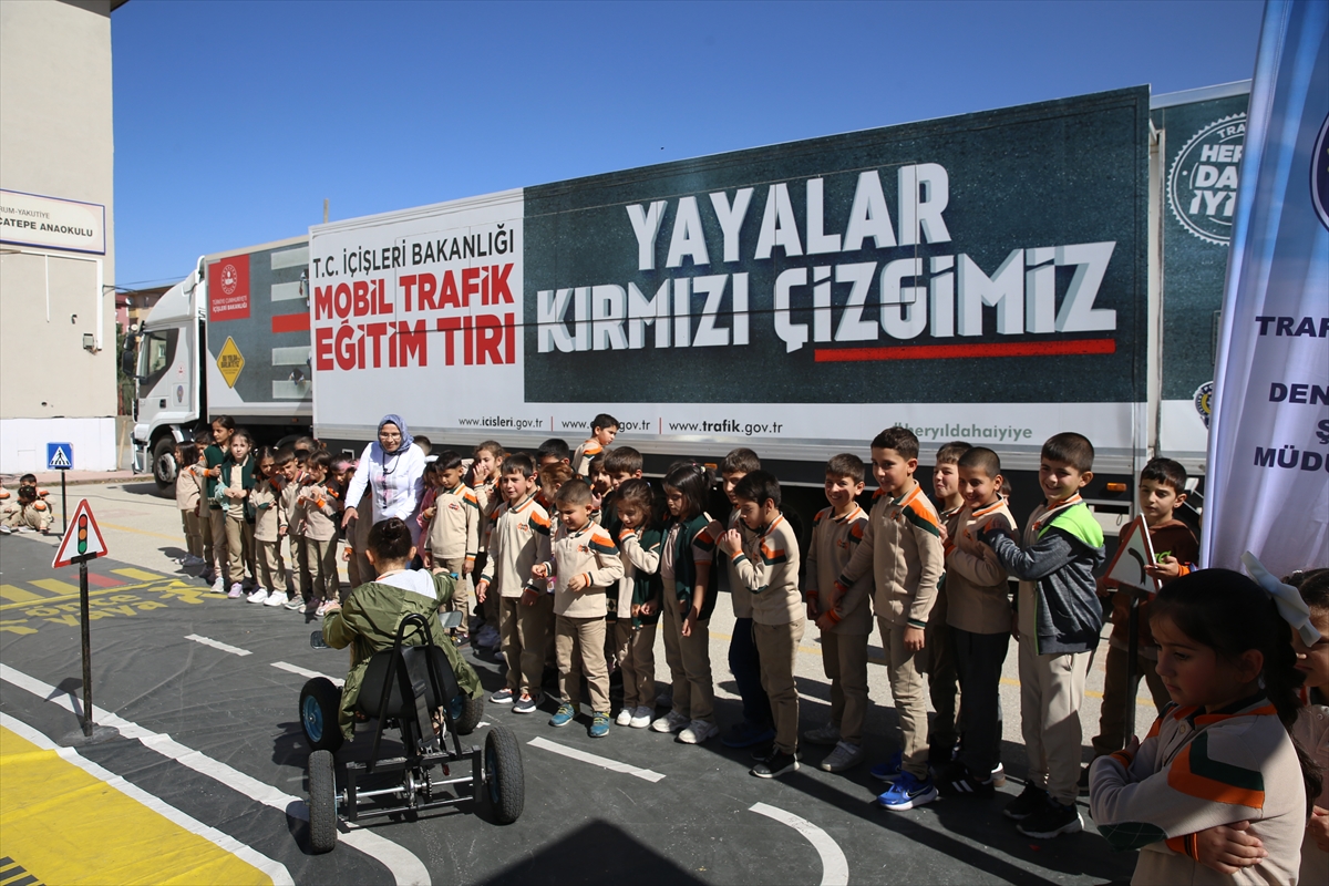 Erzurum'da çocuklar trafik kurallarını eğlenerek öğrendi