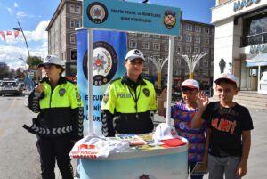 ERZURUM (AA) – Erzurum'da polis ekipleri, "önce yaya" kuralına dikkati