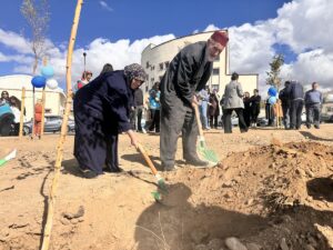 ERZURUM (AA) – Erzurum'da sağlık çalışanları ve yaşlılar, fidanları toprakla