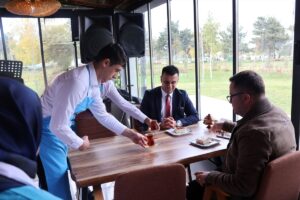 - Erzurum'da geçen yıl açılan kafede, istihdam edilen otizmli ve