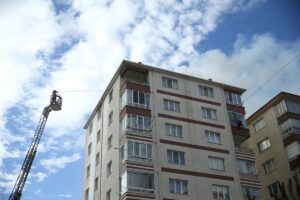 - İtfaiye ekipleri caddede semt pazarının kurulu olması nedeniyle apartmana