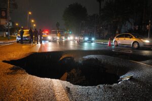 - Adnan Menderes Bulvarı'nda çökme sonucu oluşan çukura düşmemek için