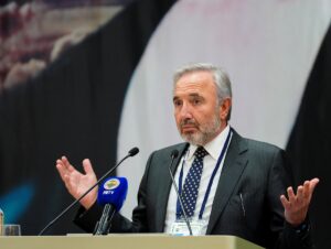 - Fenerbahçe Kulübü Eski Başkanı Aziz Yıldırım ile eski yönetici