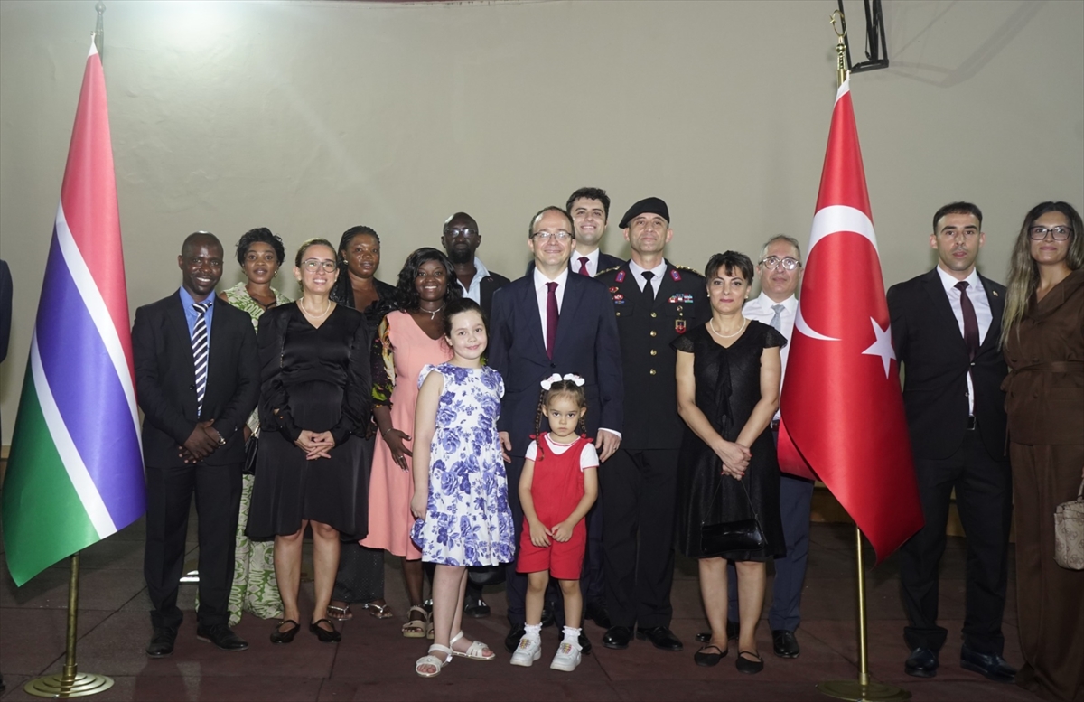 Gambiya'da Cumhuriyet'in kuruluşunun 102. yılı kutlandı