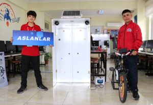 GAZİANTEP (AA) – Gaziantep'te ortaokul öğrencileri, sınıflarına yerleştirilen bisikletlerle pedal