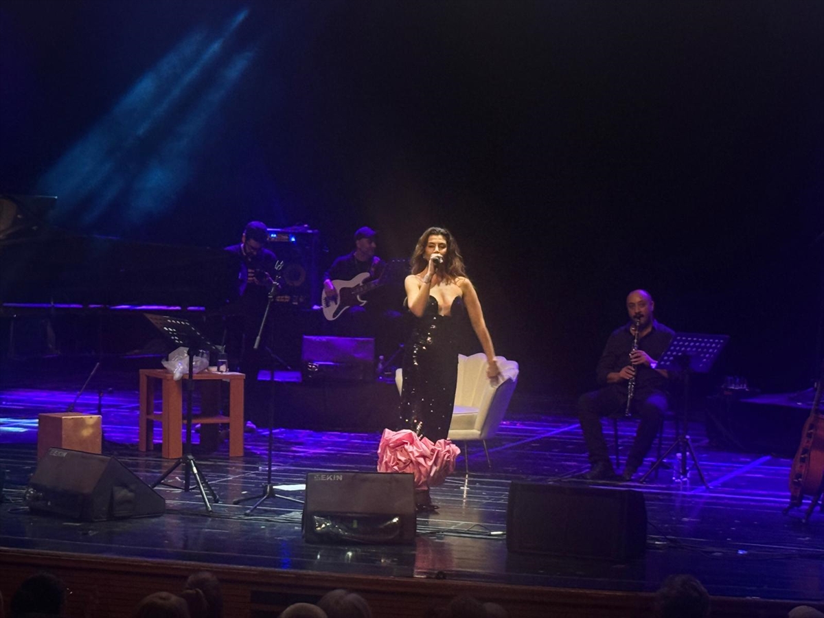 Gökçe Bahadır ve Emir Ersoy Bursa'da konser verdi