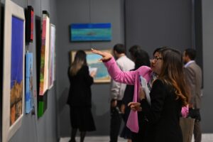 - Farklı tekniklerle yapılmış 31 eserin yer aldığı sergiden elde