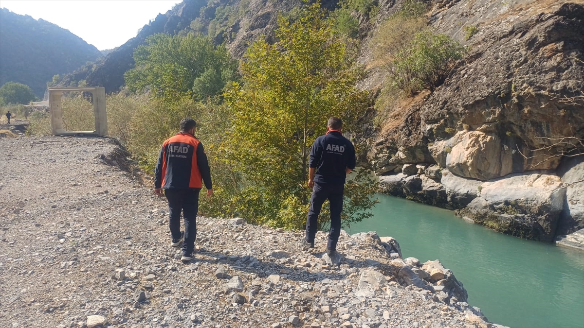 Hakkari'de derede kaybolan gencin bulunması için arama çalışması yapıldı