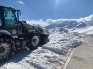 HAKKARİ (AA) – Hakkari'nin Yüksekova ilçesinde kardan kapanan üs bölgesinin