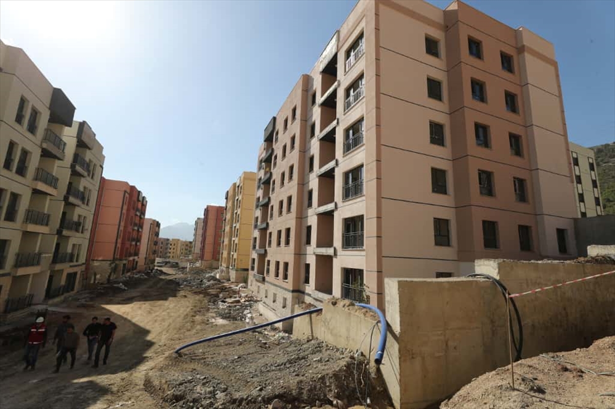 Hatay Belen'de afet konutları ve ticaret merkezinin yapımı sürüyor