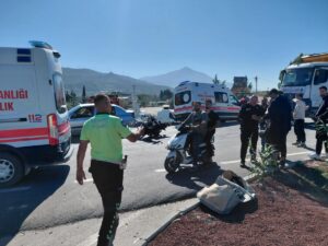 HATAY (AA) – Hatay'ın Samandağ ilçesinde hafif ticari araç ile