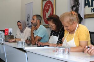 HATAY (AA) – Hatay'da depremzede sanatçılar, Büyükşehir Belediyesince başlatılan "atölye