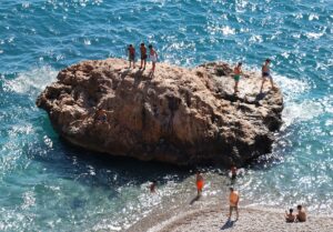 ANTALYA (AA) – Hava sıcaklığının 28 derece olarak kaydedildiği Antalya'da,