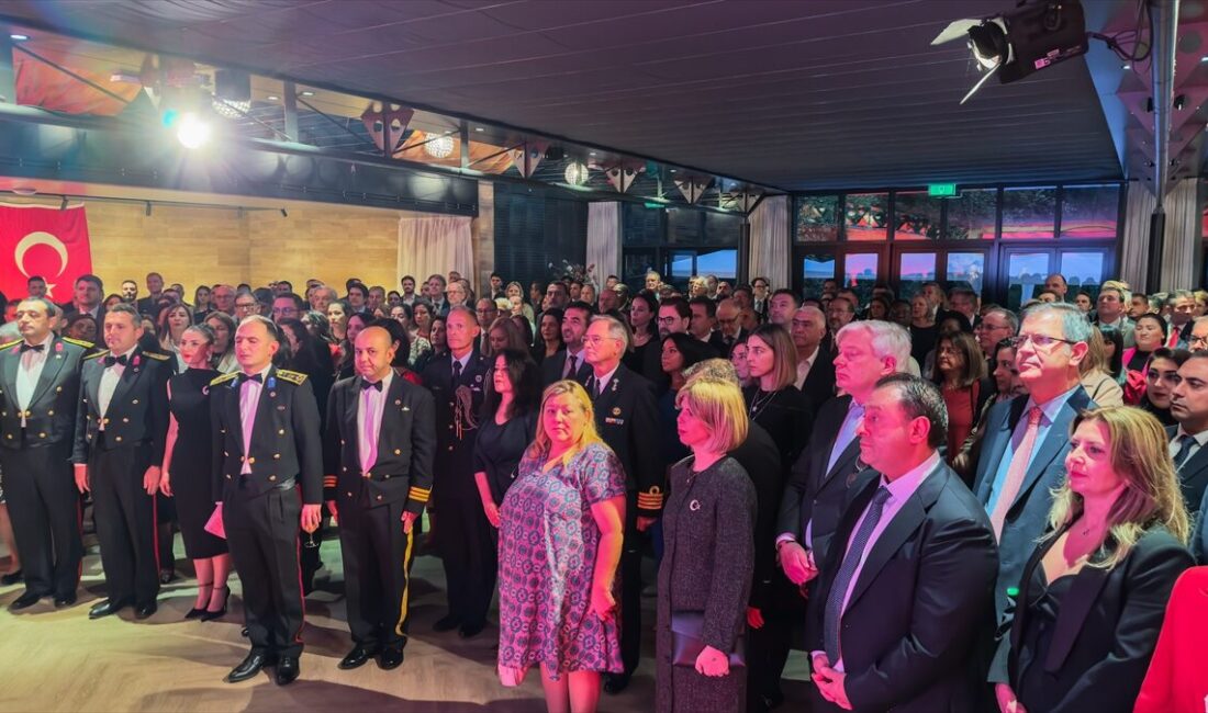 Hollanda’da Cumhuriyet Bayramı resepsiyonu verildi WASSENAAR (AA) – Türkiye'nin Lahey Büyükelçiliği tarafından 29 Ekim Cumhuriyet