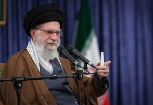 - "(ABD Başkanı) İran nükleer sanayisini bombalamak ve yok etmekle