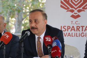 ISPARTA (AA) – Isparta Valisi Abdullah Erin, kentte sahipsiz kedilerin