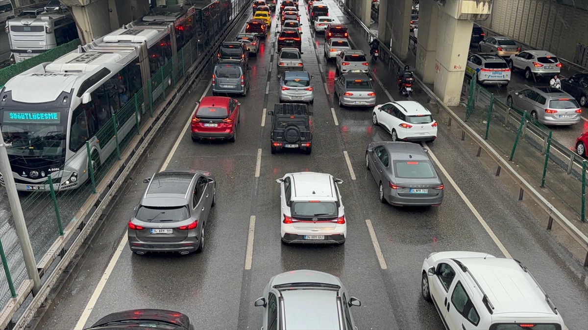 İstanbul Anadolu Yakası'nda trafik yoğunluğu yüzde 90'a ulaştı