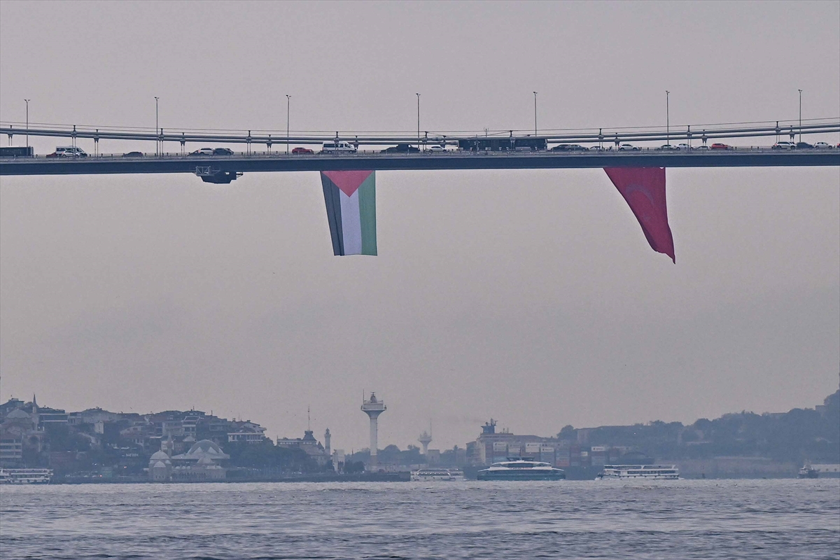 İstanbul Boğazı'ndaki köprülere Filistin'e destek için bayrak asıldı