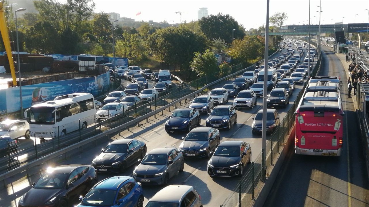 İstanbul'da sabah saatlerinde trafik yoğunluğu yüzde 72'ye çıktı