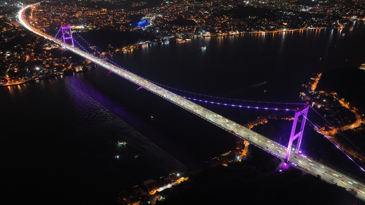 İstanbul'daki iki köprü meme kanseri farkındalığı için pembe renkle aydınlatıldı