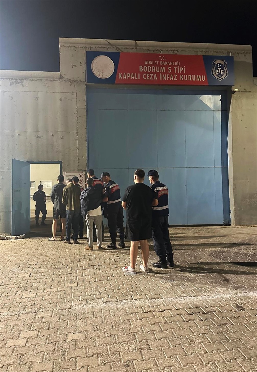 İstanbul'daki iş yerinin kurşunlanmasıyla ilgili Bodrum'da yakalanan 5 zanlı tutuklandı
