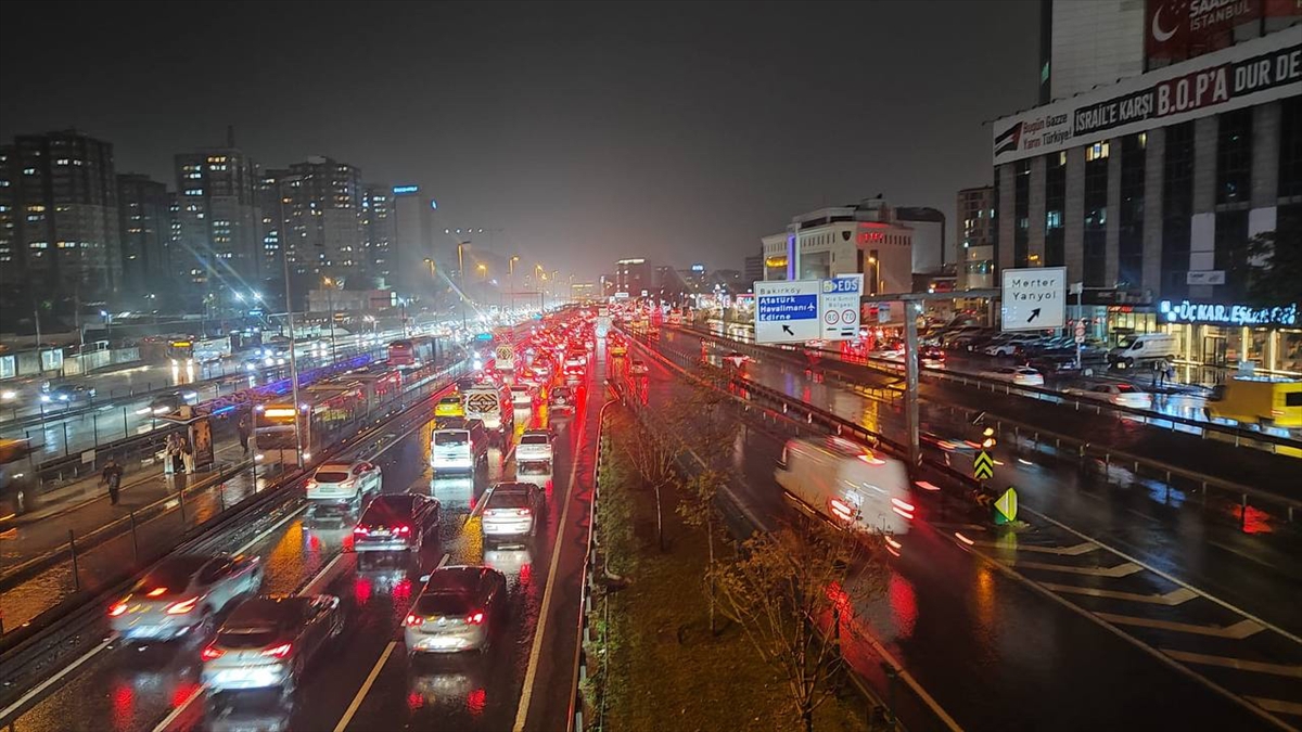 İstanbul'un bazı bölgelerinde sağanak etkili oluyor